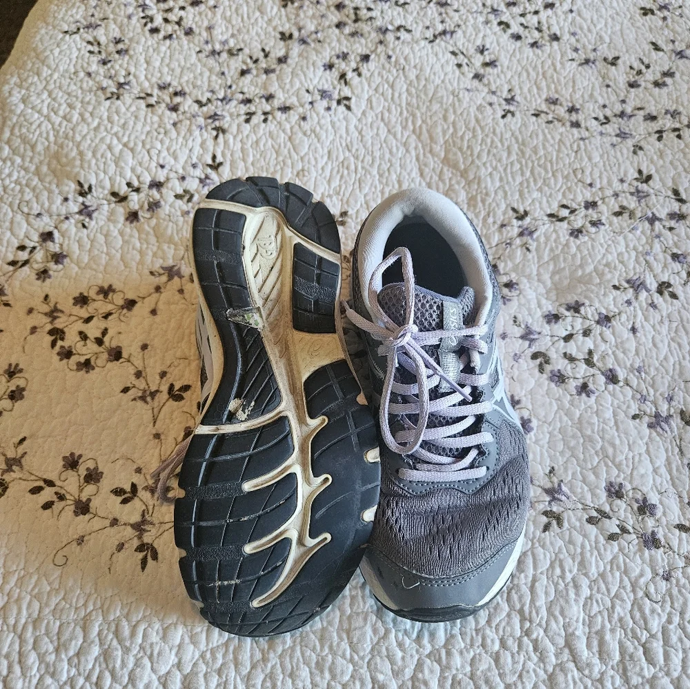 Shoes - Picture 2 of 3